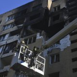 Un immeuble de la ville d'Odessa a été touché par une frappe russe. Elle a fait six blessés selon le dernier bilan des secours. KEYSTONE/AP/Michael Shtekel